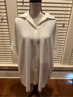 Womens White Textured Short-Sleeve Button-Down Shirt